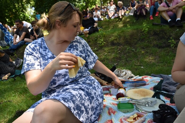  Naleśniki z domową konfiturą i barokowa muzyka na trawie 