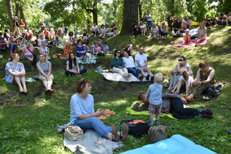  Naleśniki z domową konfiturą i barokowa muzyka na trawie 