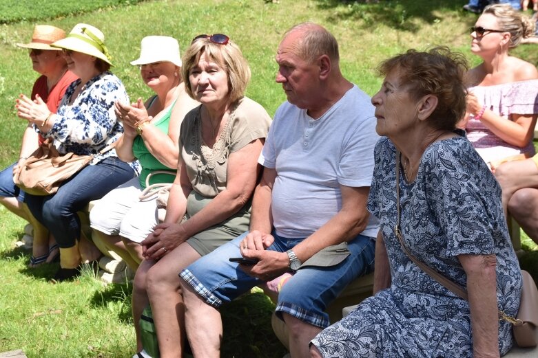  Naleśniki z domową konfiturą i barokowa muzyka na trawie 