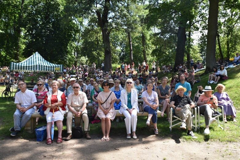  Naleśniki z domową konfiturą i barokowa muzyka na trawie 