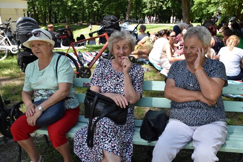  Naleśniki z domową konfiturą i barokowa muzyka na trawie 