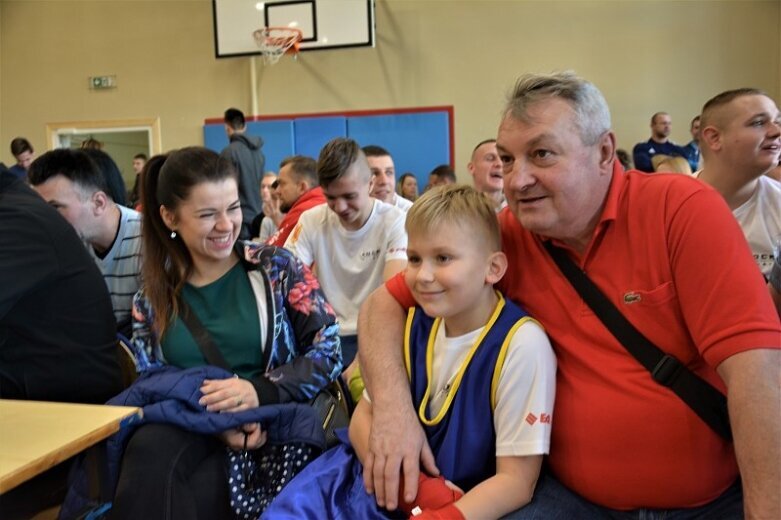  Nawet mamy przyszły podziwiać córki i synów walczących na ringu 