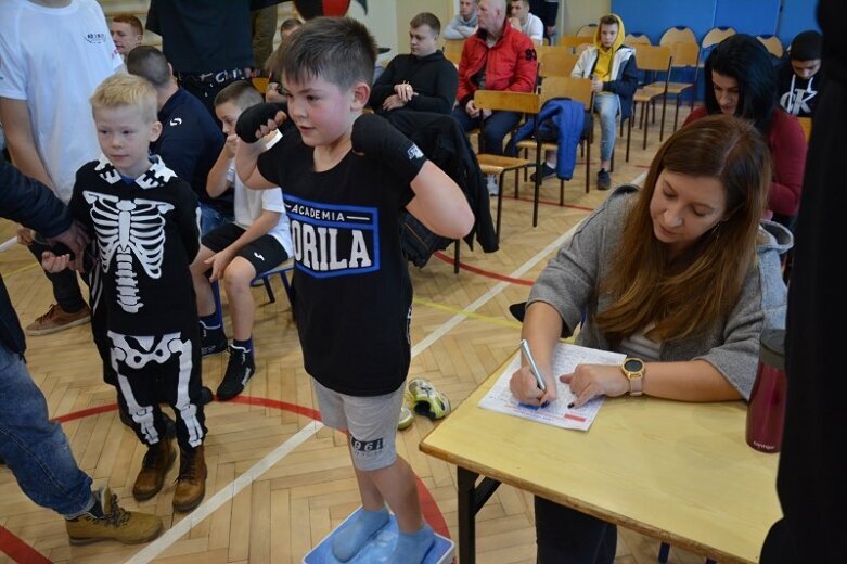  Nawet mamy przyszły podziwiać córki i synów walczących na ringu 