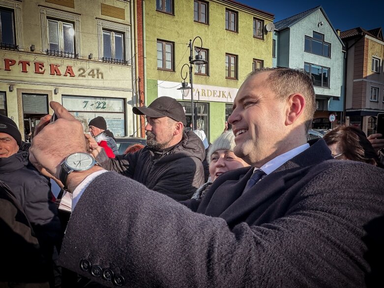 Skandowali: „Pierwsza tura!”. Karol Nawrocki w rynku