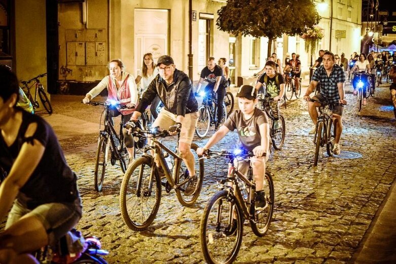  Nocne rowerowanie w Skierniewicach. Jesteś na zdjęciu? [FOTO] 