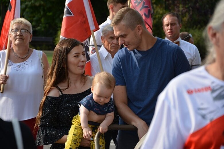  O Godzinie W stanęli pod pomnikiem tych, którzy przelewali krew 