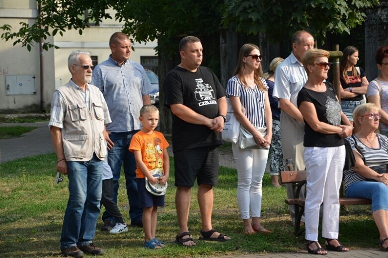  O Godzinie W stanęli pod pomnikiem tych, którzy przelewali krew 