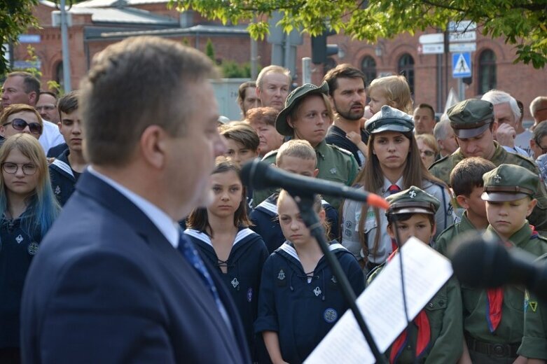  O Godzinie W stanęli pod pomnikiem tych, którzy przelewali krew 