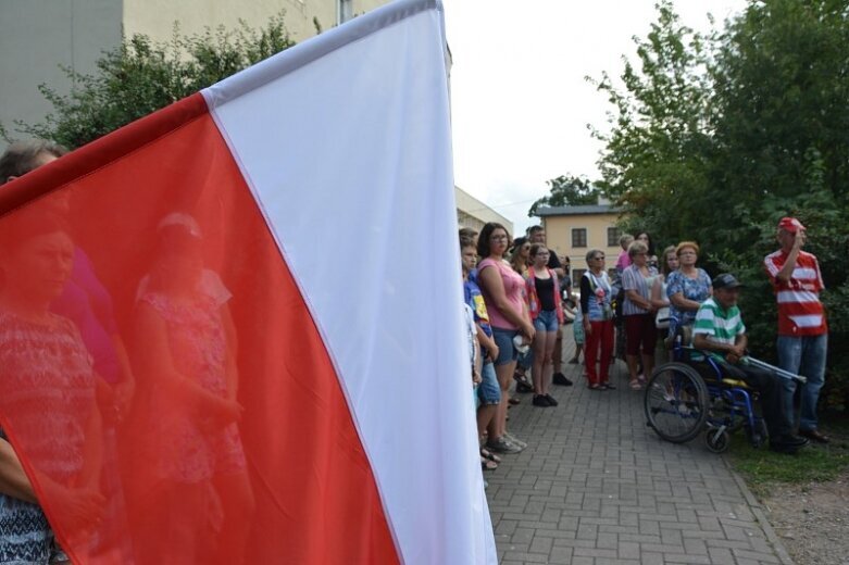  O Godzinie W stanęli pod pomnikiem tych, którzy przelewali krew 