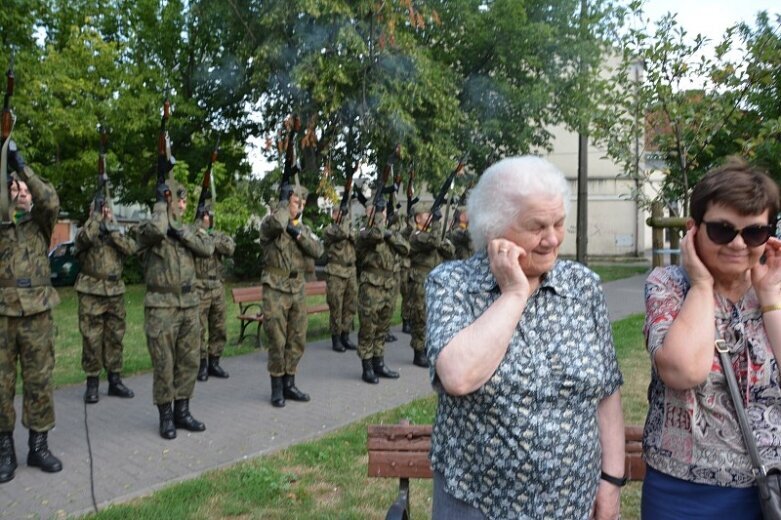  O Godzinie W stanęli pod pomnikiem tych, którzy przelewali krew 