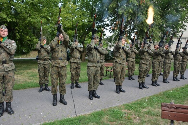  O Godzinie W stanęli pod pomnikiem tych, którzy przelewali krew 