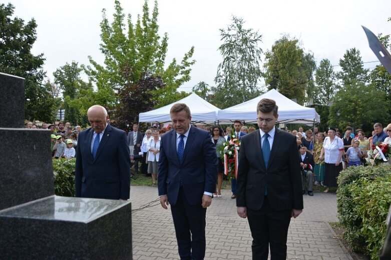  O Godzinie W stanęli pod pomnikiem tych, którzy przelewali krew 