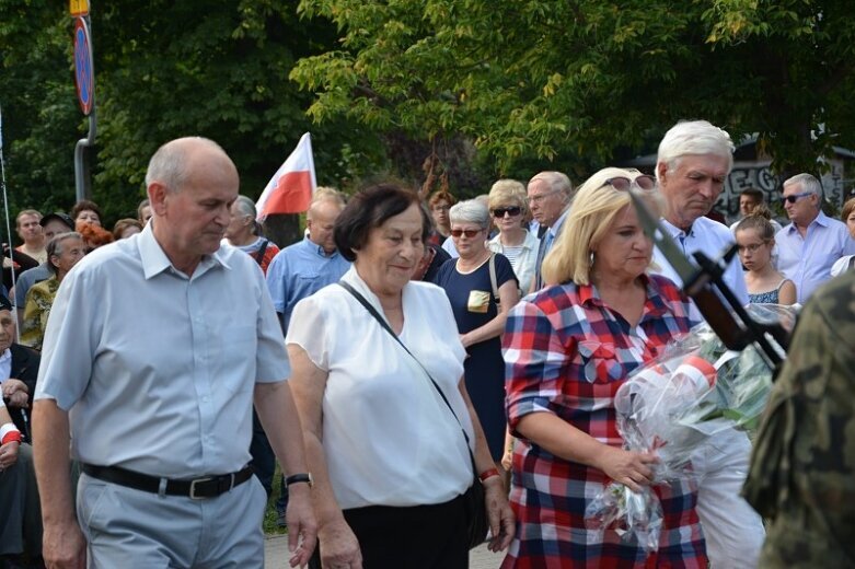  O Godzinie W stanęli pod pomnikiem tych, którzy przelewali krew 