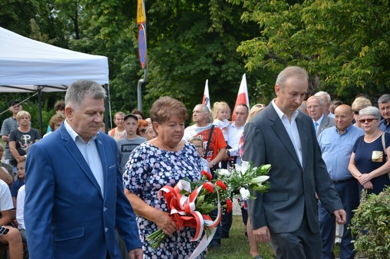  O Godzinie W stanęli pod pomnikiem tych, którzy przelewali krew 