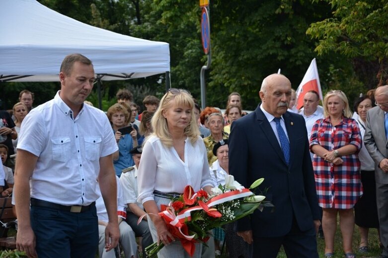  O Godzinie W stanęli pod pomnikiem tych, którzy przelewali krew 