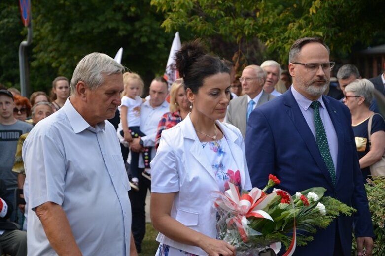  O Godzinie W stanęli pod pomnikiem tych, którzy przelewali krew 