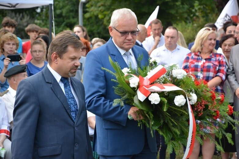  O Godzinie W stanęli pod pomnikiem tych, którzy przelewali krew 