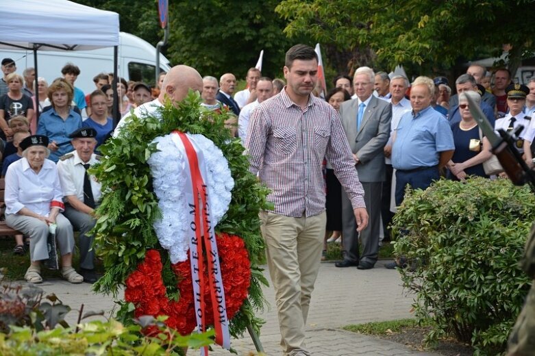  O Godzinie W stanęli pod pomnikiem tych, którzy przelewali krew 