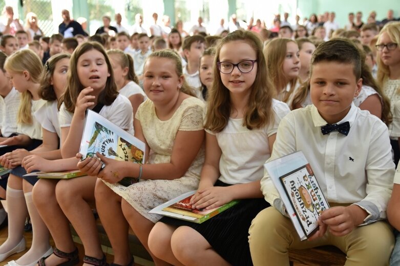  Odebrali świadectwa i udali się na wakacje 