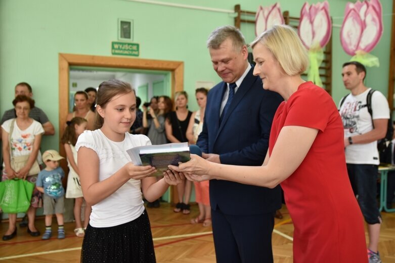  Odebrali świadectwa i udali się na wakacje 