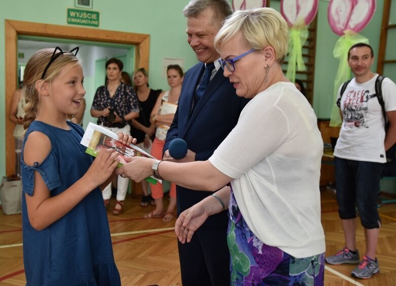  Odebrali świadectwa i udali się na wakacje 