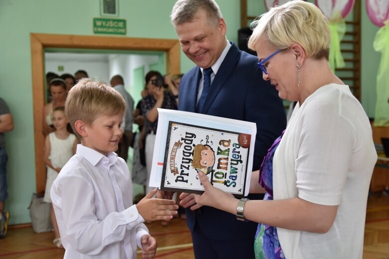  Odebrali świadectwa i udali się na wakacje 