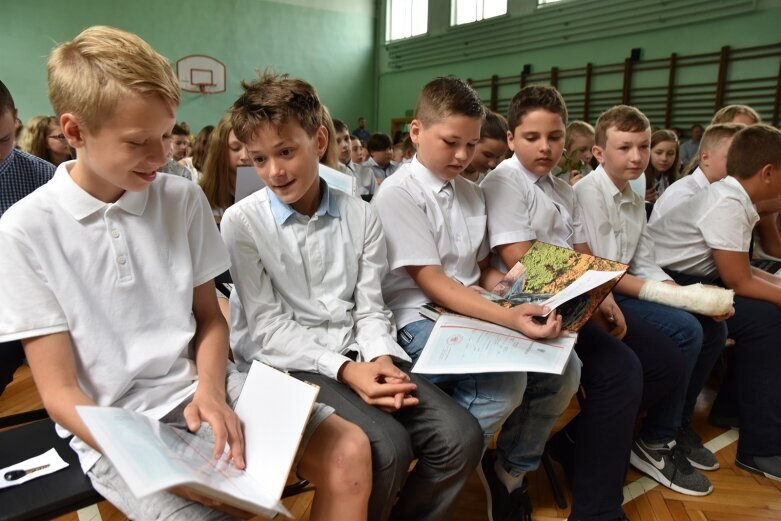  Odebrali świadectwa i udali się na wakacje 