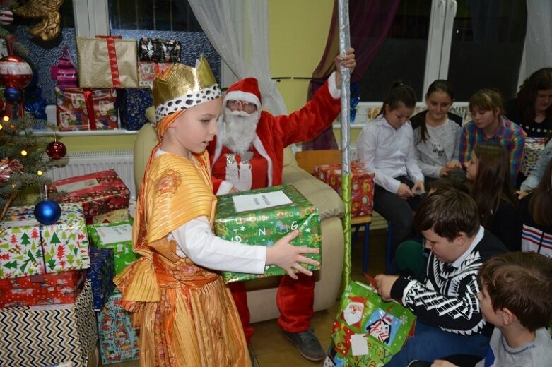  Ogrom prezentów, a radości jeszcze więcej. Tutaj kochają dzieci. Zdjęcia i VIDEO 