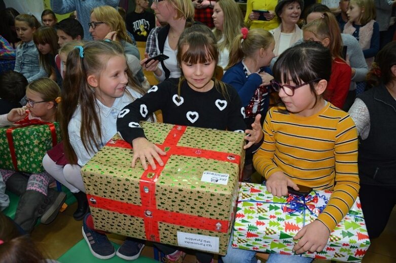  Ogrom prezentów, a radości jeszcze więcej. Tutaj kochają dzieci. Zdjęcia i VIDEO 