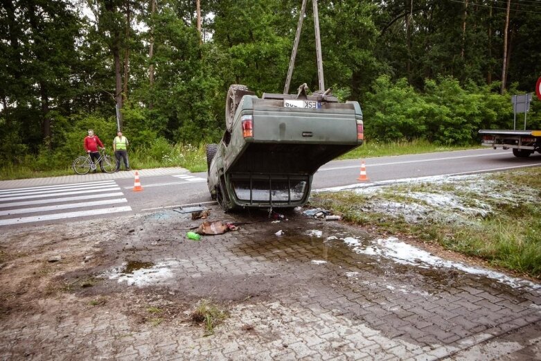  Opel dachował na ulicy Skłodowskiej [ZDJĘCIA] 