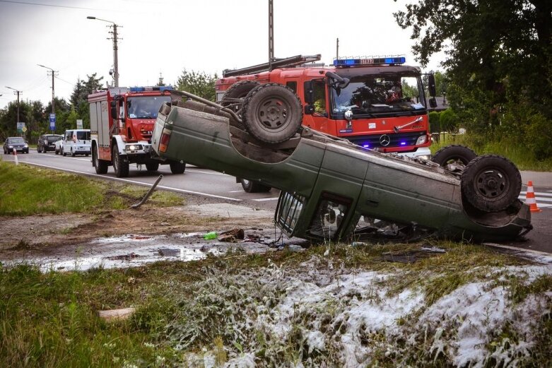  Opel dachował na ulicy Skłodowskiej [ZDJĘCIA] 