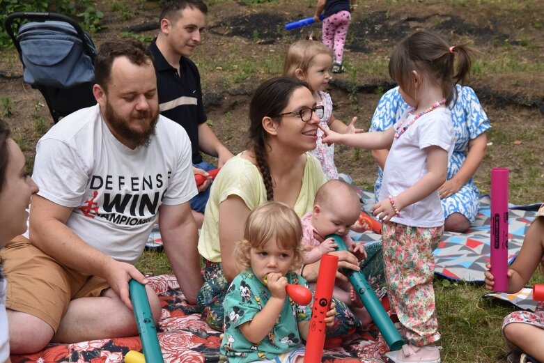  Pani Muzyka znów bawiła się z dziećmi w parku 