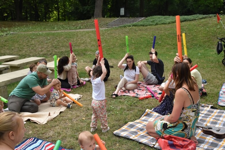  Pani Muzyka znów bawiła się z dziećmi w parku 