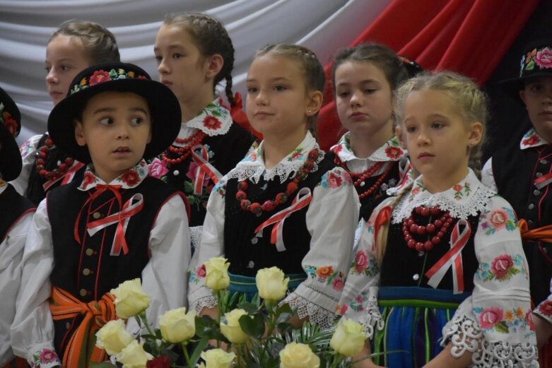  Patriotyczne śpiewanie w Głuchowie 