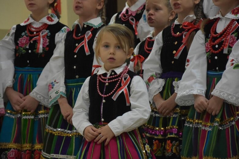  Patriotyczne śpiewanie w Głuchowie 