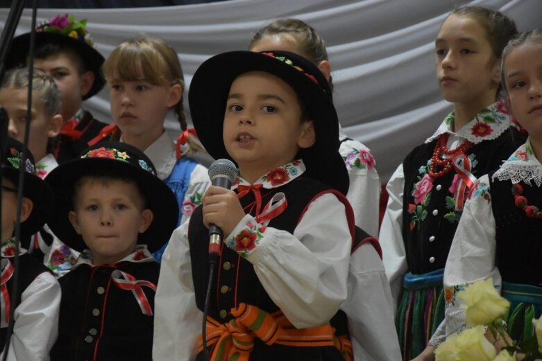  Patriotyczne śpiewanie w Głuchowie 