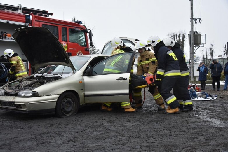  Pokaz strażakow. Zbierali na leczenie Agaty 