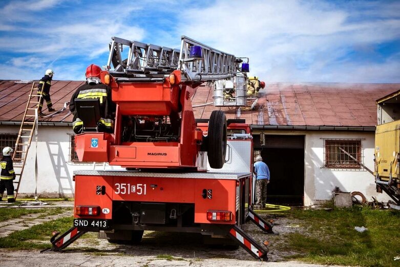  Pożar hali w Dębowej Górze, na miejscu 8 jednostek straży 