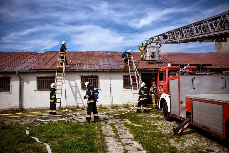  Pożar hali w Dębowej Górze, na miejscu 8 jednostek straży 