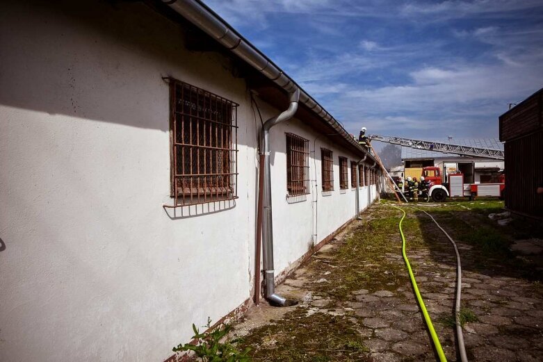  Pożar hali w Dębowej Górze, na miejscu 8 jednostek straży 