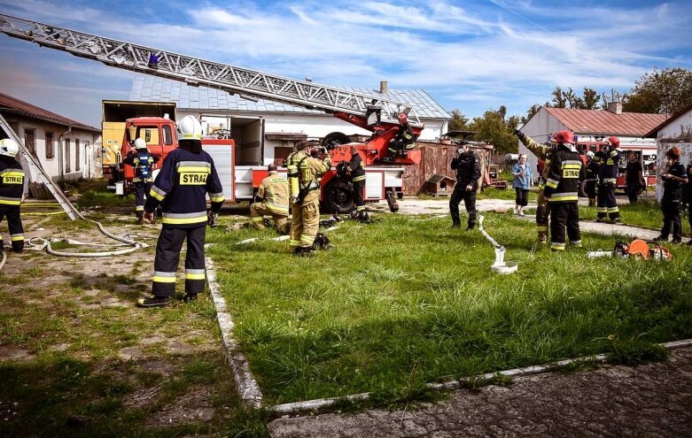  Pożar hali w Dębowej Górze, na miejscu 8 jednostek straży 