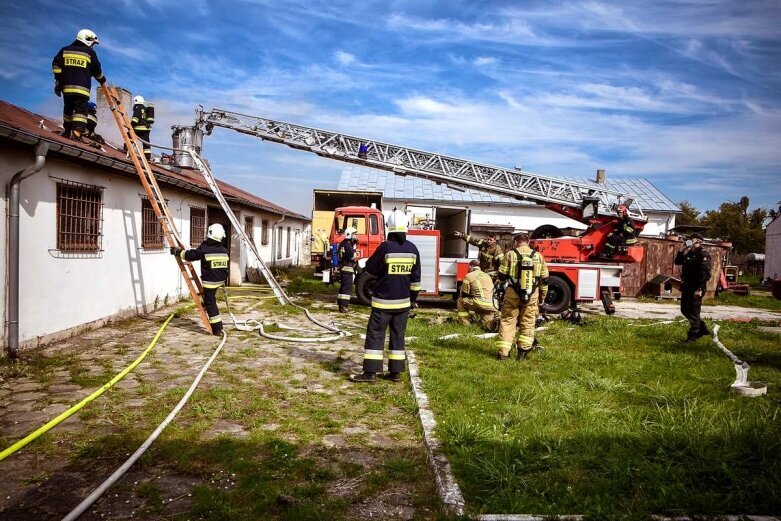  Pożar hali w Dębowej Górze, na miejscu 8 jednostek straży 