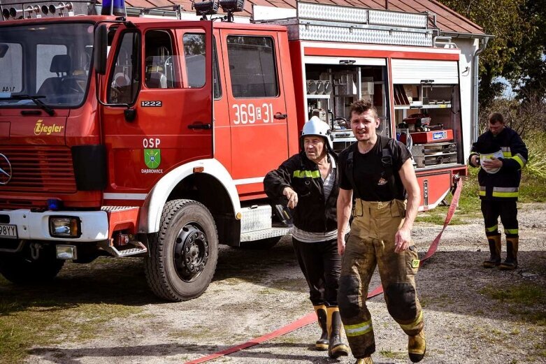  Pożar hali w Dębowej Górze, na miejscu 8 jednostek straży 