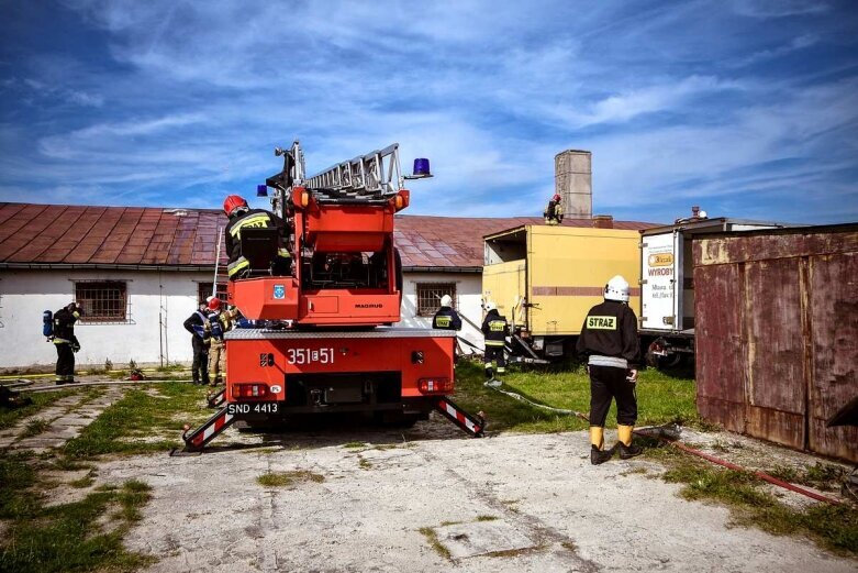  Pożar hali w Dębowej Górze, na miejscu 8 jednostek straży 