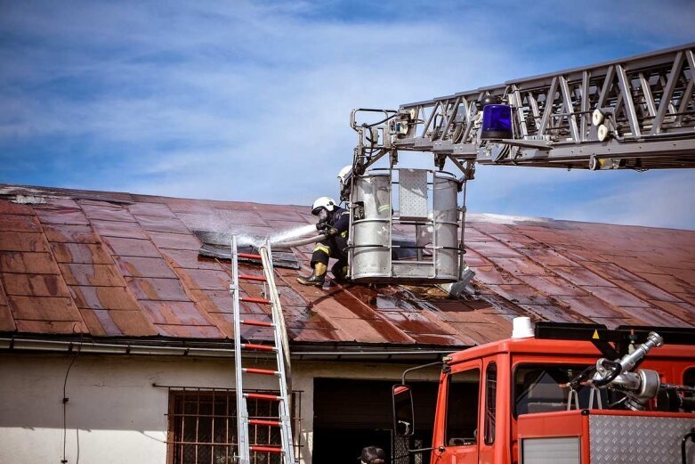  Pożar hali w Dębowej Górze, na miejscu 8 jednostek straży 