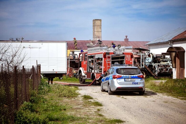  Pożar hali w Dębowej Górze, na miejscu 8 jednostek straży 