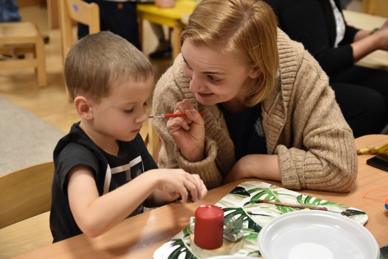  Przedświąteczna kreatywna zabawa dzieci z rodzicami 