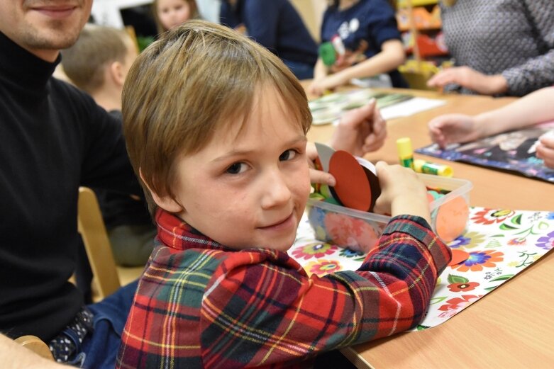  Przedświąteczna kreatywna zabawa dzieci z rodzicami 