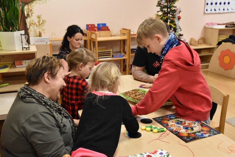  Przedświąteczna kreatywna zabawa dzieci z rodzicami 