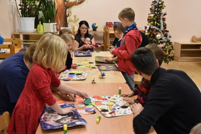  Przedświąteczna kreatywna zabawa dzieci z rodzicami 